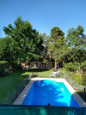 Casa amplia - Pileta y parque